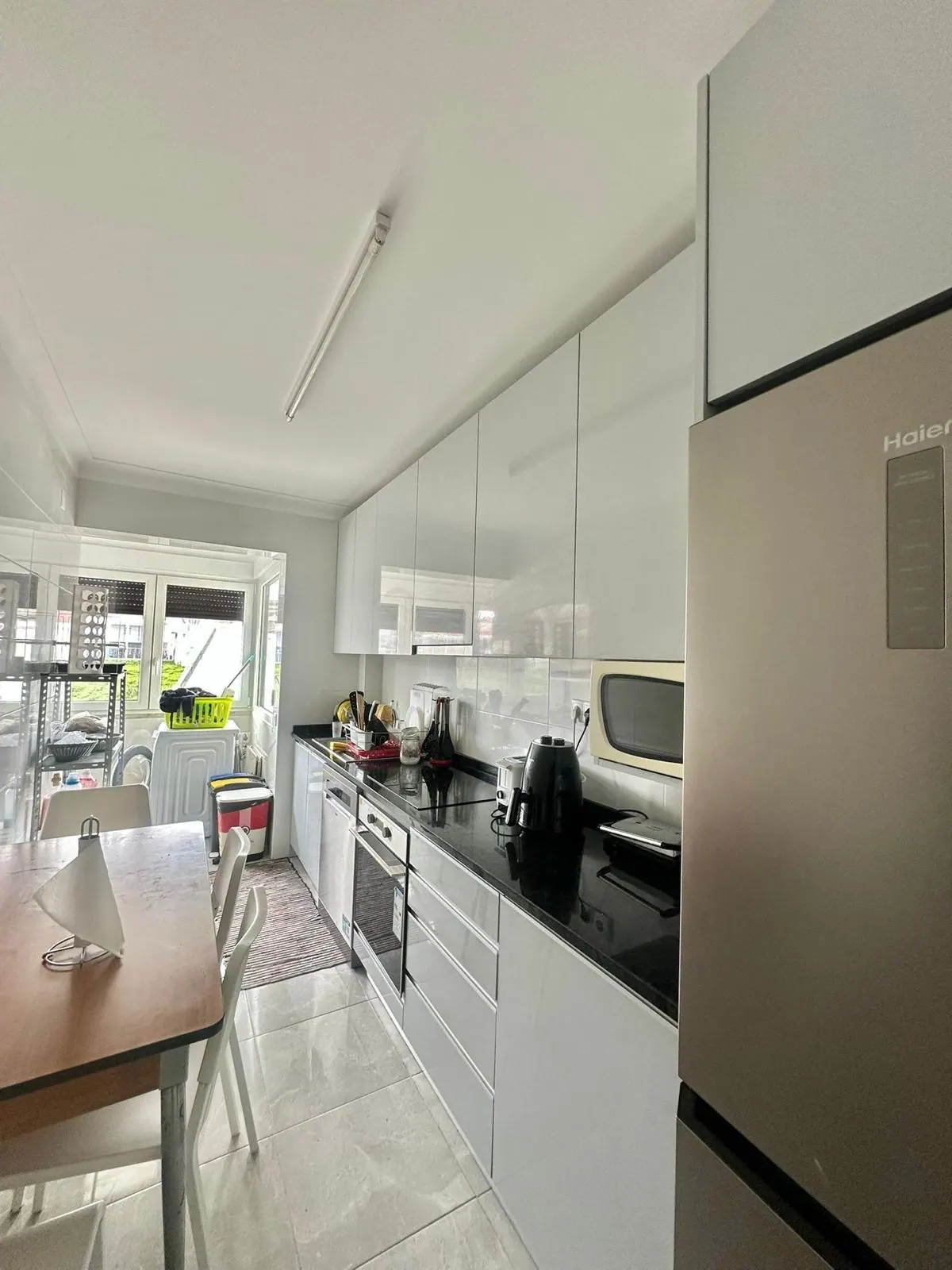 Cozinha totalmente remodelada do T4 com bancada em granito e electrodomésticos encastrados
