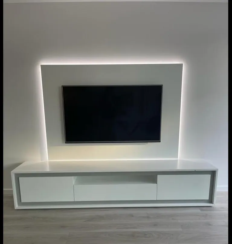 Móvel de televisão suspenso em lacado branco com nichos iluminados