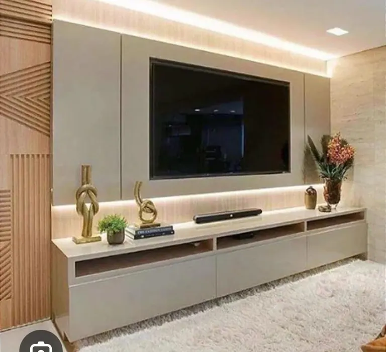 Painel de televisão lacado com iluminação LED e prateleiras em madeira