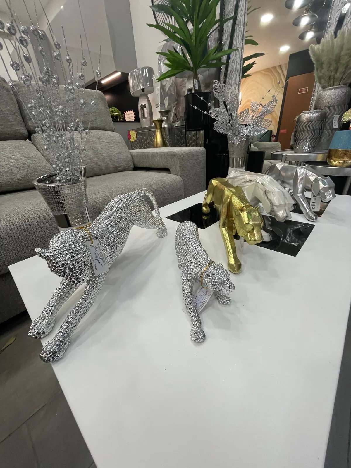 Zona de sofás cinzentos no showroom Henar em Lisboa