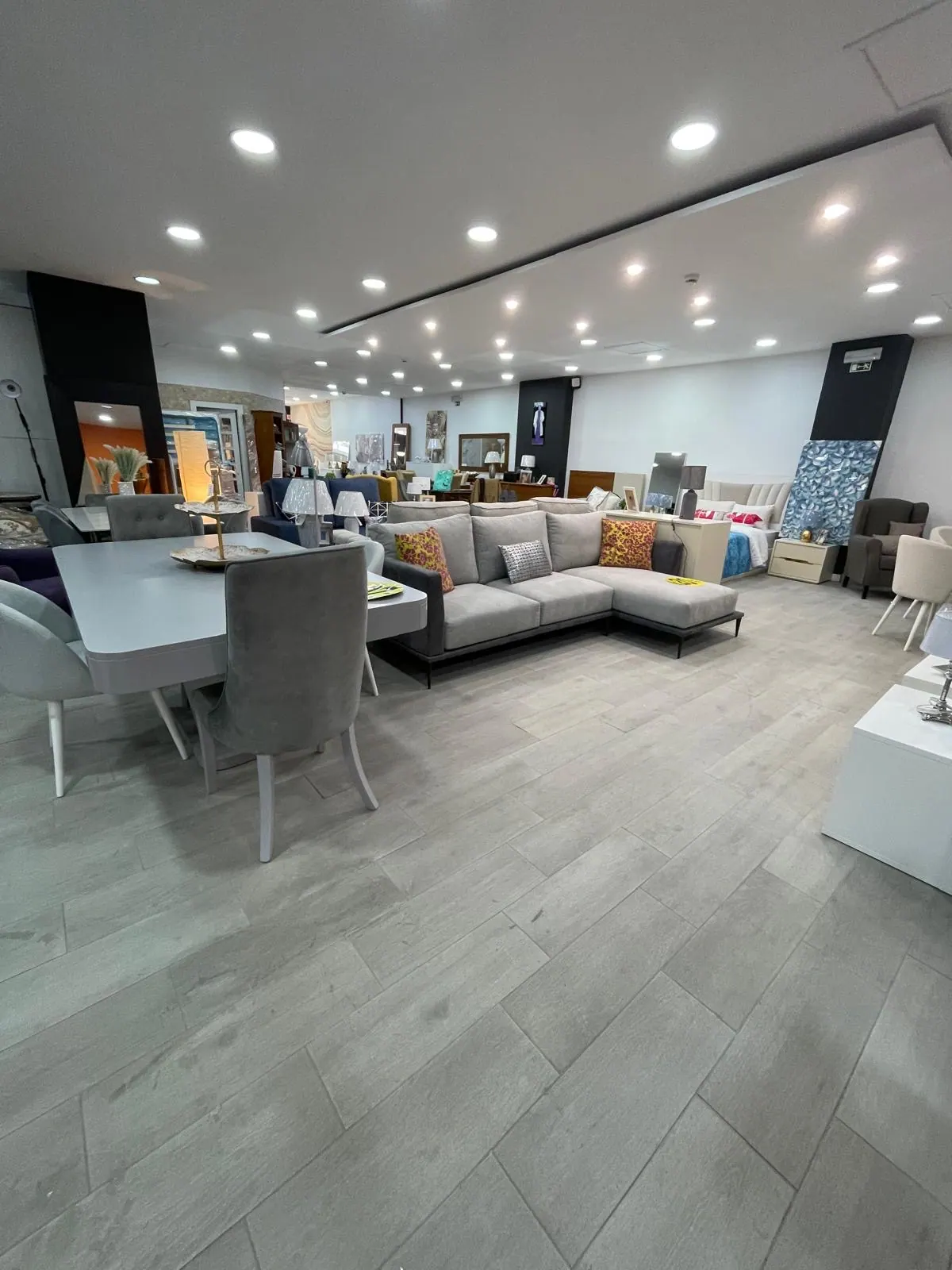 Zona de estar montada no showroom Henar